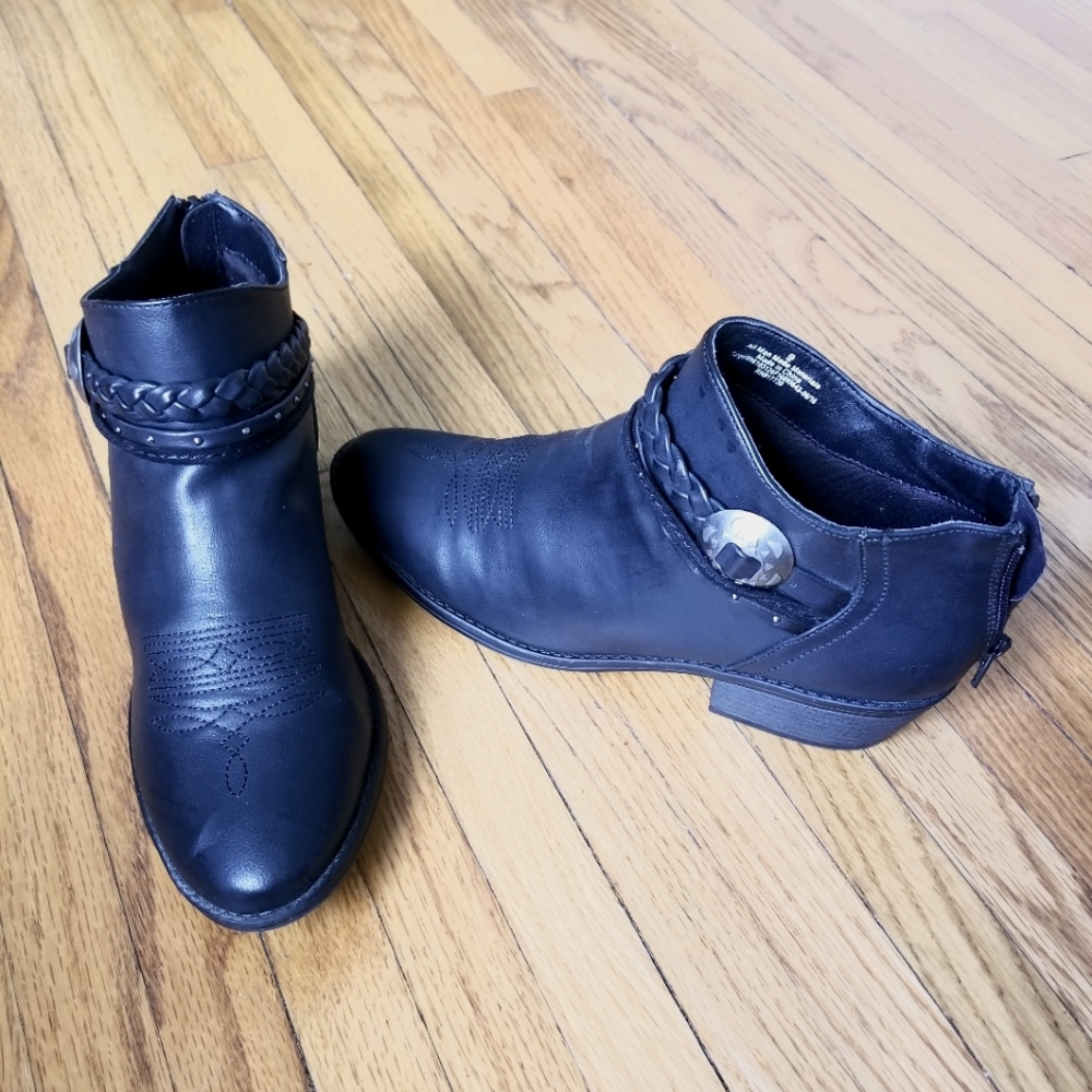 DV brand, stitched design black ankle boots, size 9